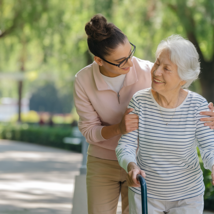 Comment aider un parent âgé à rester autonome dans la vie quotidienne ?