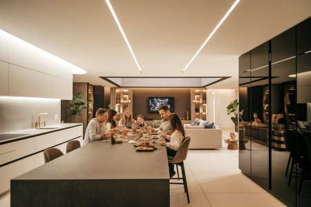 La tendance des cuisines ouvertes : avantages et inconvénients pour les familles modernes